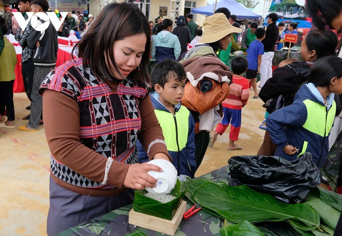 Người dân tham gia gói bánh chưng xanh