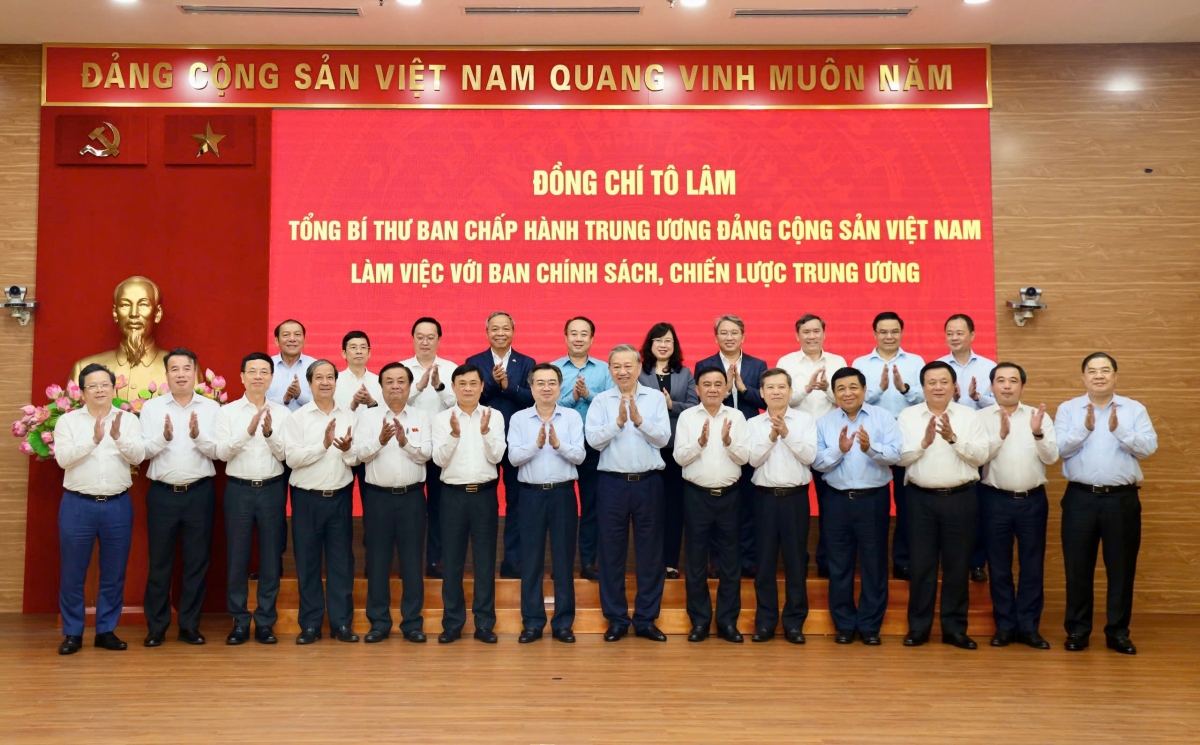 
Tổng Bí thư Tô Lâm pơm jang hăm Jơnŭm Chih akŏm tơlĕch trong jang kơ Trung ương