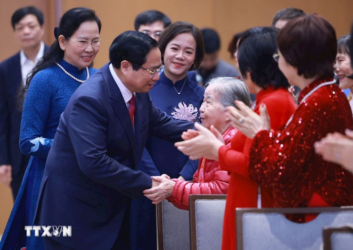 Thủ tướng Phạm Minh Chính gặp mặt đại diện nữ lãnh đạo, quản lý và trao Giải thưởng Kovalevskaia năm 2025. (Ảnh: TTXVN)