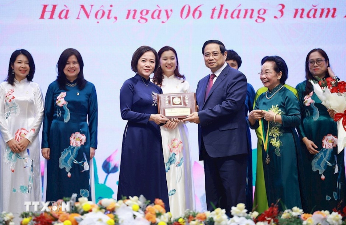 Thủ tướng Phạm Minh Chính trao Giải thưởng Kovalevskaia năm 2025 cho cá nhân Giáo sư, tiến sỹ Trần Thị Việt Nga, Viện trưởng Viện Công nghệ cao Việt Nhật, Giảng viên cao cấp Khoa Kỹ thuật Môi trường, Trường Đại học Xây dựng Hà Nội, chuyên gia trong lĩnh vực kỹ thuật xử lý nước và nước thải tại Việt Nam. (Ảnh: TTXVN)