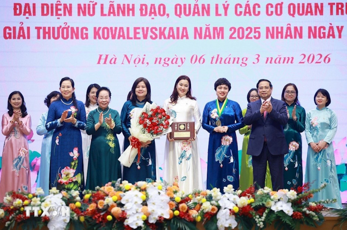 Thủ tướng Phạm Minh Chính trao Giải thưởng Kovalevskaia năm 2025 cho Tập thể các nhà khoa học nữ Khoa kỹ thuật Thực phẩm, Trường Hóa và Khoa học sự sống, Đại học Bách khoa Hà Nội và Giáo sư, tiến sỹ Trần Thị Việt Nga, Viện trưởng Viện Công nghệ cao Việt Nhật, Giảng viên cao cấp Khoa Kỹ thuật Môi trường, Trường Đại học Xây dựng Hà Nội. (Ảnh: TTXVN)