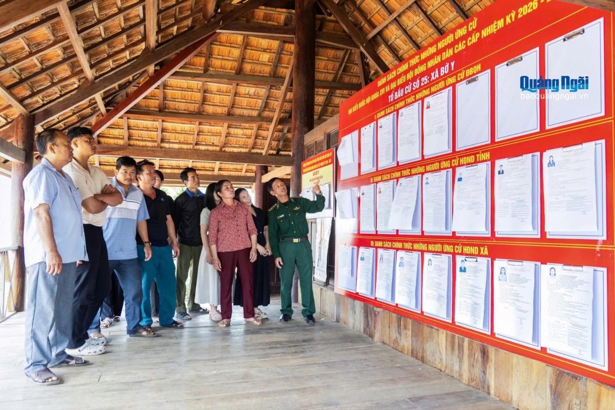 Danh sách những người ứng cử được niêm yết tại nhà rông, thuận tiện cho người dân theo dõi, tìm hiểu.