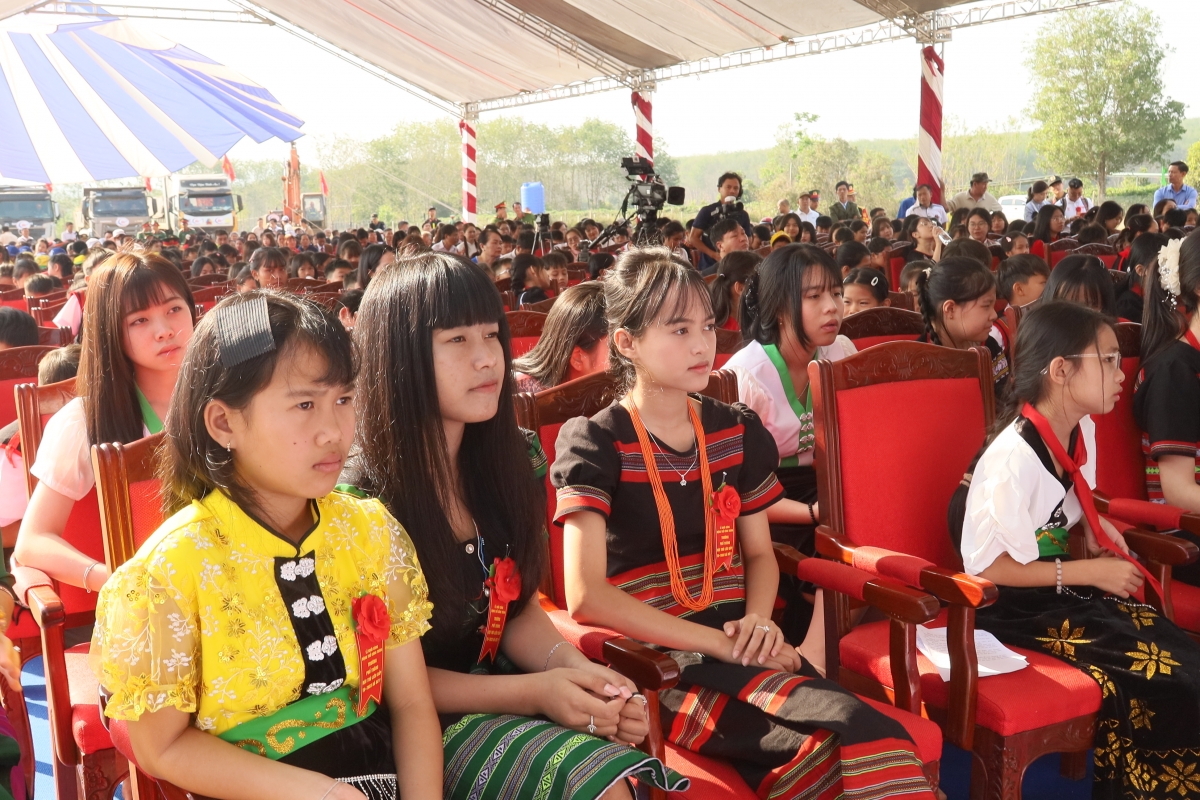 Ală kơnòm bơsram tus bal dơ̆ sơn đờm lơh, tờ ù lơh hìu bơsram ơm sa bic tơn bàr kâp sàh Bờ Y, càr Quảng Ngãi   