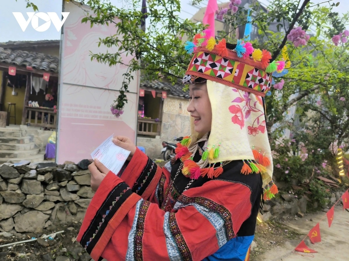 Niềm hân hoan của  bạn trẻ DTTS khi lần đầu tiên được thực hiện quyền và nghĩa vụ công dân 