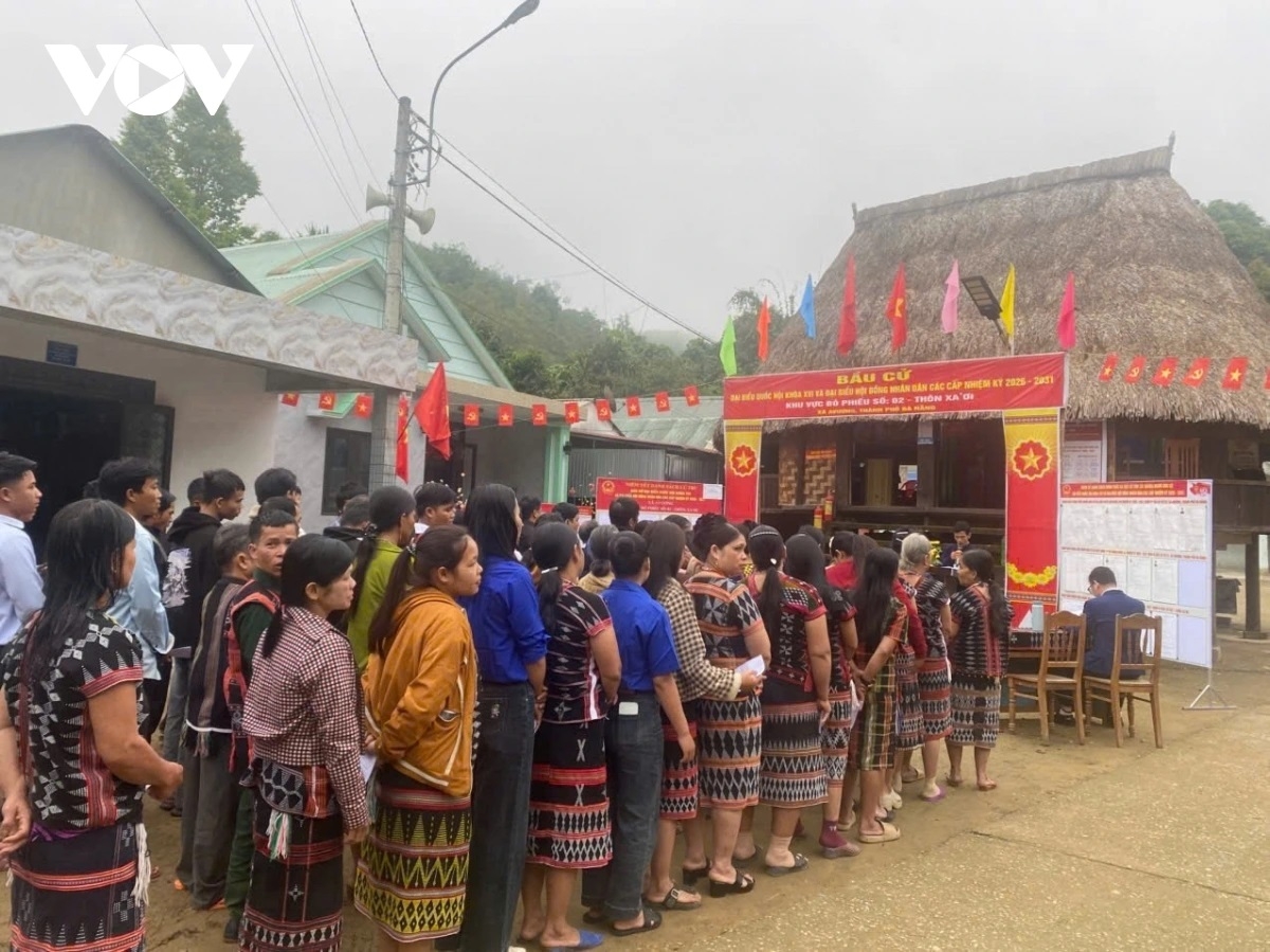 Đồng bào Cơ Tu ở miền núi TP Đà Nẵng xếp hàng đi bầu cử 