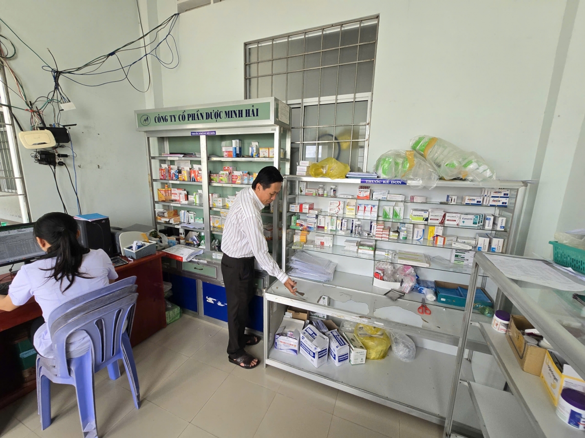 Cán bộ, nhân viên Trạm Y tế xã Khánh Hưng làm việc trong điều kiện không đảm bảo về cả cơ sở vật chất và trang thiết bị chuyên môn.