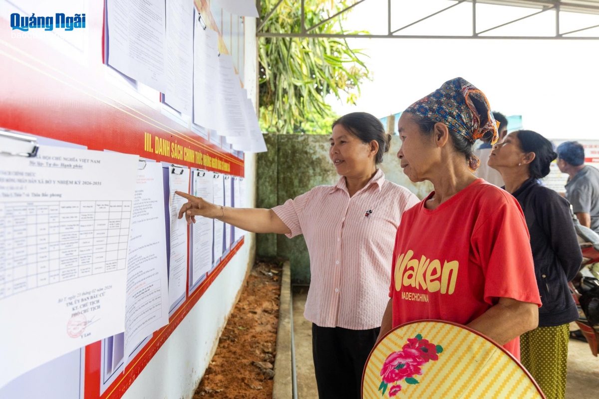 Cử tri thôn Bắc Phong tìm hiểu danh sách, tiểu sử những người ứng cử.