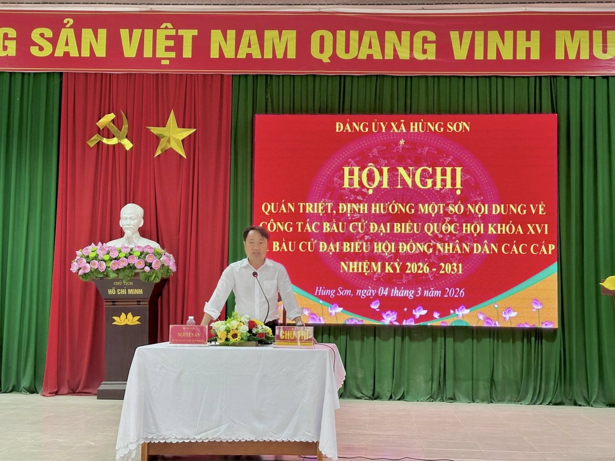 Ông Nguyễn An, Bí thư Đảng ủy xã Hùng Sơn chủ trì hội nghị quán triệt về bầu cử. Ảnh Parai