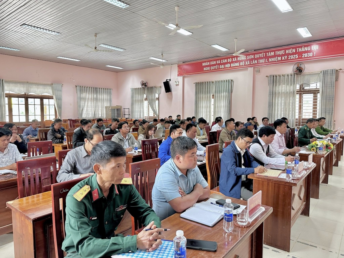 Hội nghị phổ biến công tác về bầu cử tại xã Hùng Sơn. Ảnh Parai