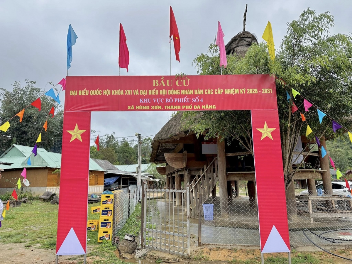 Cờ hoa, áp phích về bầu cử rực rỡ tại các khu dân cư xã miền núi TP.Đà Nẵng. Ảnh Parai