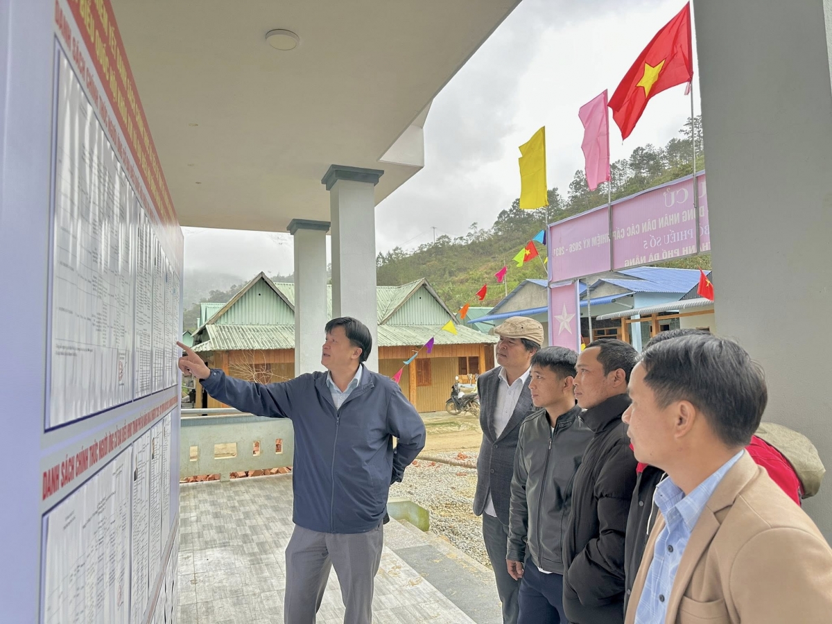 Lãnh đạo xã Hùng Sơn kiểm tra danh sách cử tri. Ảnh Parai