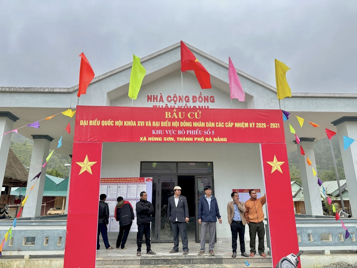 Lãnh đạo xã Hùng Sơn kiểm tra danh sách cử tri. Ảnh Parai