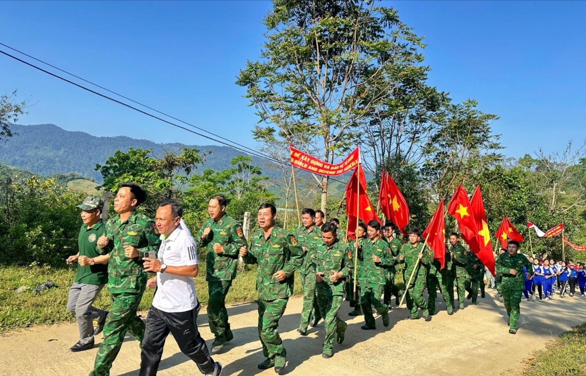 Cán bộ, chiến sĩ Đồn Biên phòng Đắc Pring tham gia ngày chạy thể thao Quân sự. Ảnh: VĂN VINH