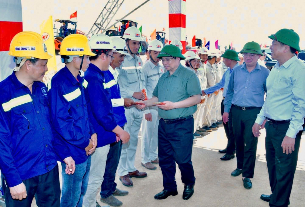 Pôa Phạm Minh Chính, Ngế pro xiâm hnê ngăn Chin phuh