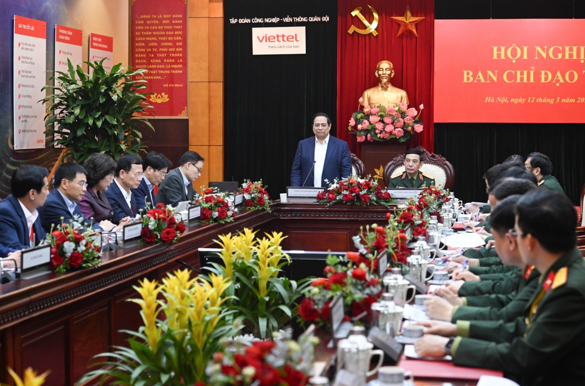 Thủ tướng pơgơ̆r hop akŏm