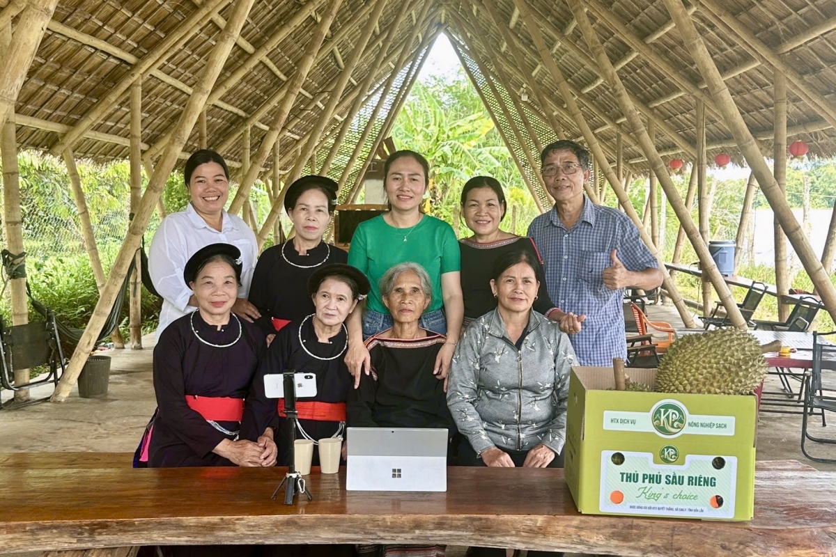 Mò Ngô Thị Minh Trinh (Ào tơlir), Ƀí thư Đảng uỷ, Củ tịc Mpồl duh broă Làng bol sàh Ea Knuếc, càr Dăk Lăk sùm rềp làng bol, ơm bal mờ làng bol nàng wă loh rlau tai nùs nhơm bơta kơ̆p kờñ bơh làng bol dê