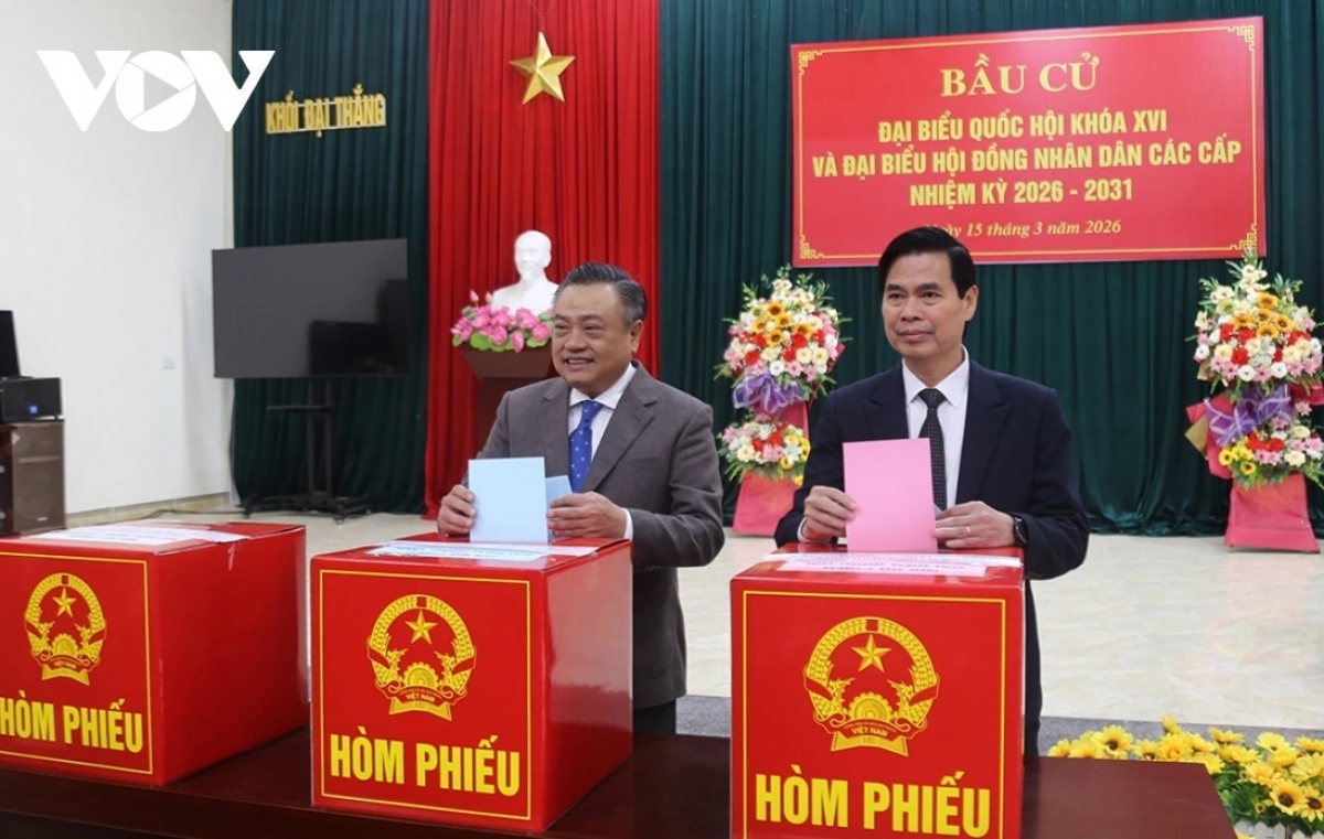 Ông Trần Sỹ Thanh, Ủy viên Bộ Chính trị, Bí thư Trung ương Đảng, Chủ nhiệm Ủy ban Kiểm tra Trung ương và đồng chí tới Hoàng Quốc Khánh, Ủy viên Trung ương Đảng, Bí thư Tỉnh ủy Lạng Sơn bỏ phiếu bầu tại khu vực bỏ phiếu số 6 khối Đại Thắng, phường Lương Văn Tri, tỉnh Lạng Sơn.