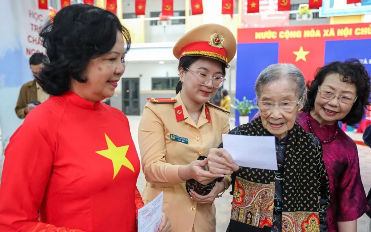 Nhiều cử tri lớn tuổi tham gia bầu cử.