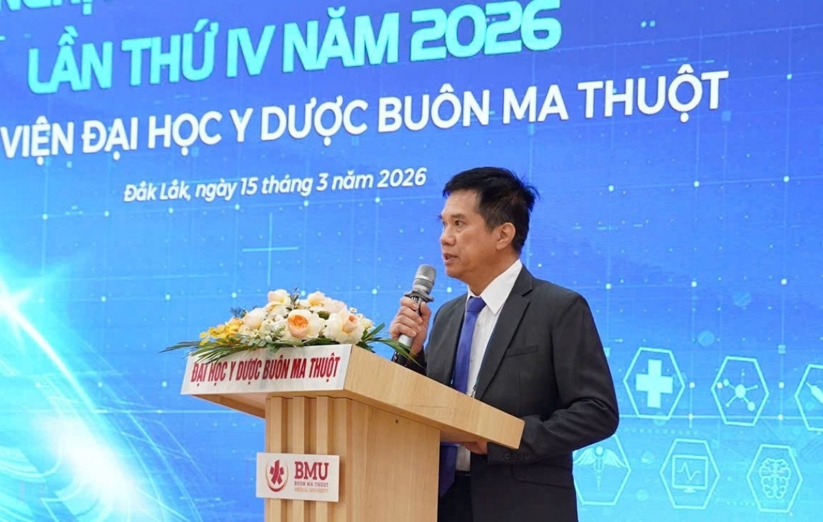 Bác sĩ chuyên khoa II Võ Minh Thành - Giám đốc Bệnh viện Đại học Y Dược Buôn Ma Thuột, chia sẻ tại Hội nghị.