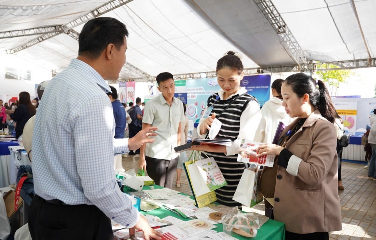 Đại biểu tham quan tìm hiểu các gian trưng bày thiết bị, vật tư y tế hiện đại.