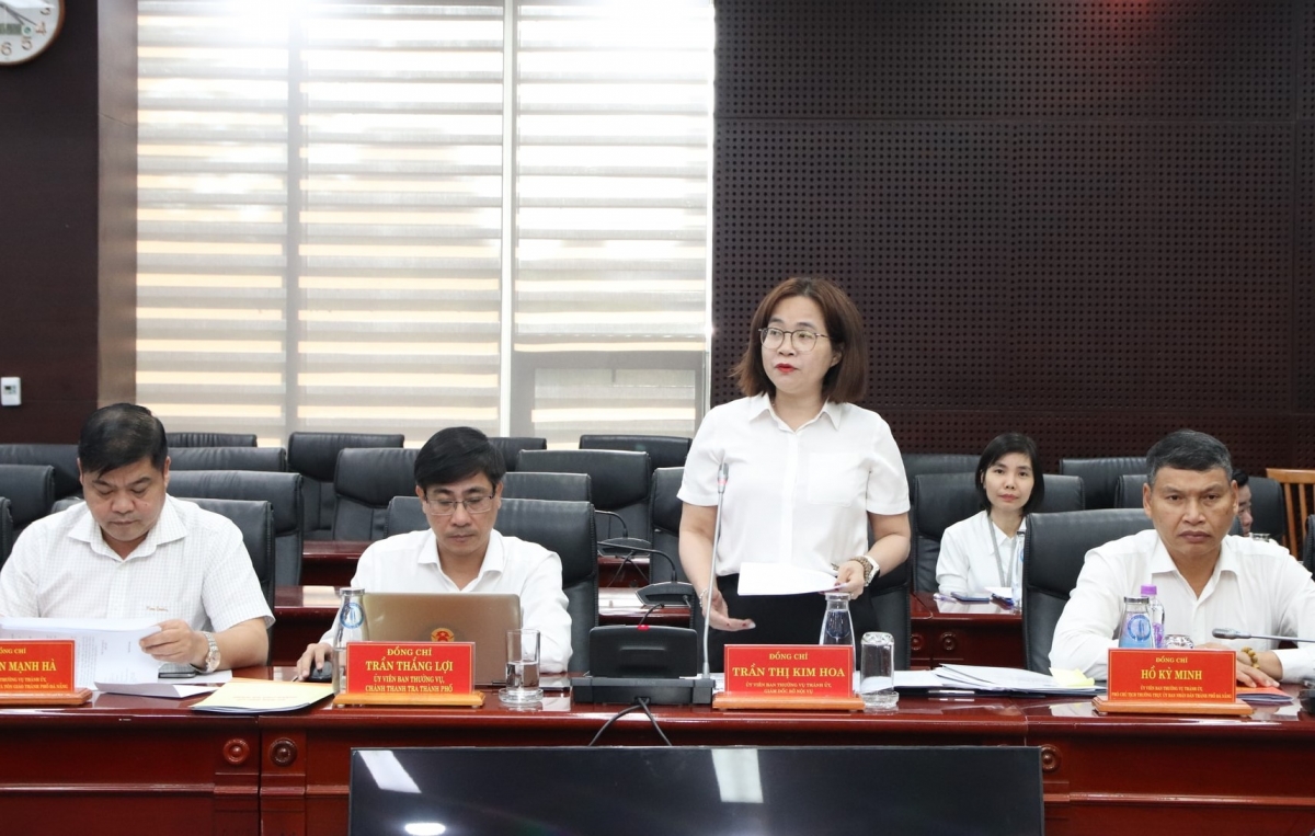 Giám đốc Sở Nội vụ Trần Thị Kim Hoa báo cáo tại phiên họp. 