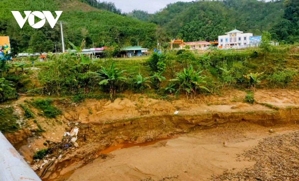 Bờ sông Châ Lang, đoạn qua trung tâm hành chính xã A Vương, TP. Đà Nẵng bị sạt lở nghiêm trọng.
