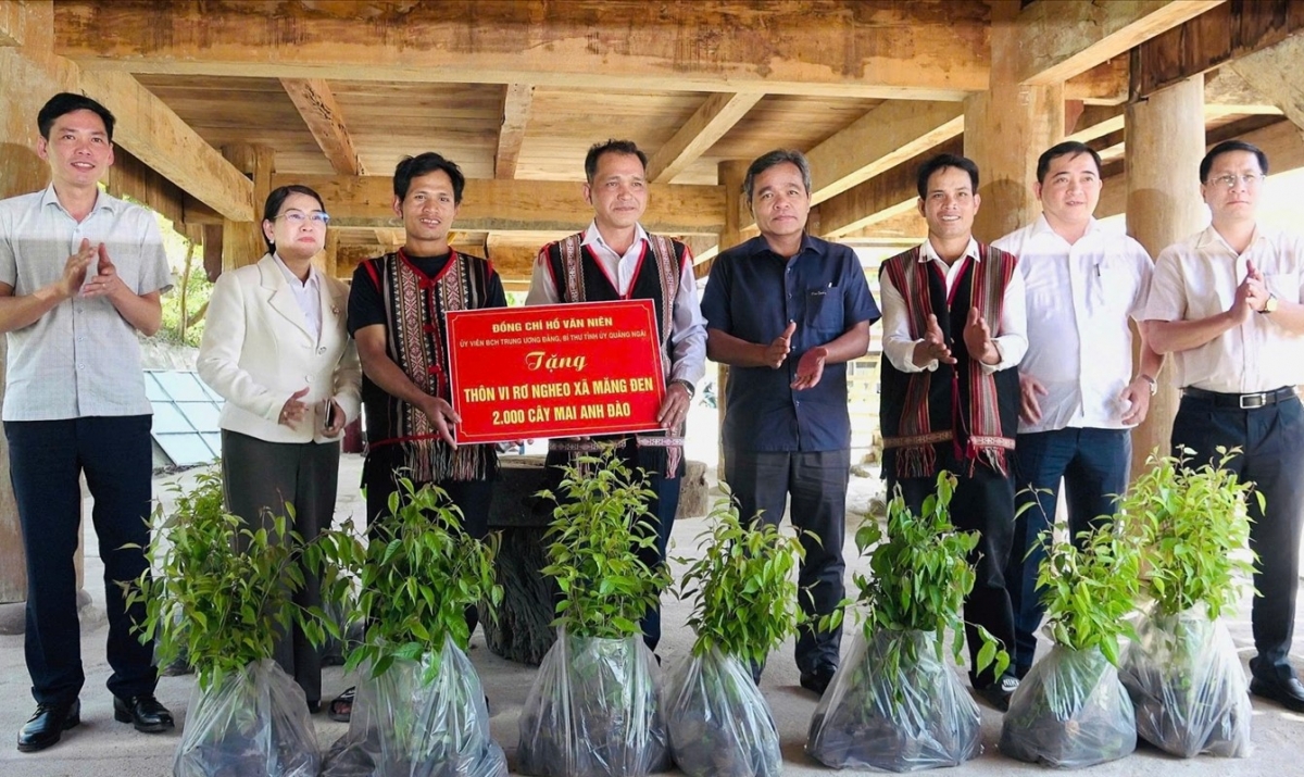 Bí thư Tỉnh ủy Quảng Ngãi Hồ Văn Niên (thứ 4 từ phải sang) tặng 2.000 cây hoa mai anh đào cho Làng du lịch cộng đồng Vi Rơ Ngheo.