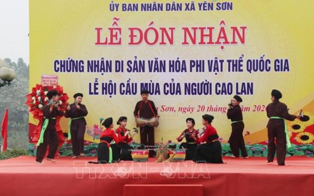 Các nghệ nhân trình diễn một trong những điệu múa truyền thống tại Lễ hội Cầu mùa của dân tộc Cao Lan. 
