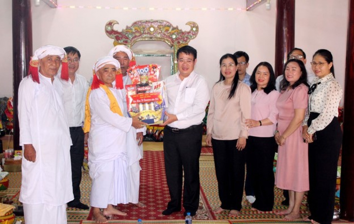 Ông Nguyễn Ngọc Phúc, Phó Chủ tịch UBND tỉnh cùng đoàn công tác đến thăm và chúc tết các sư cả tại chùa Lâm Thành, xã Hàm Thuận Bắc, tỉnh Lâm Đồng.