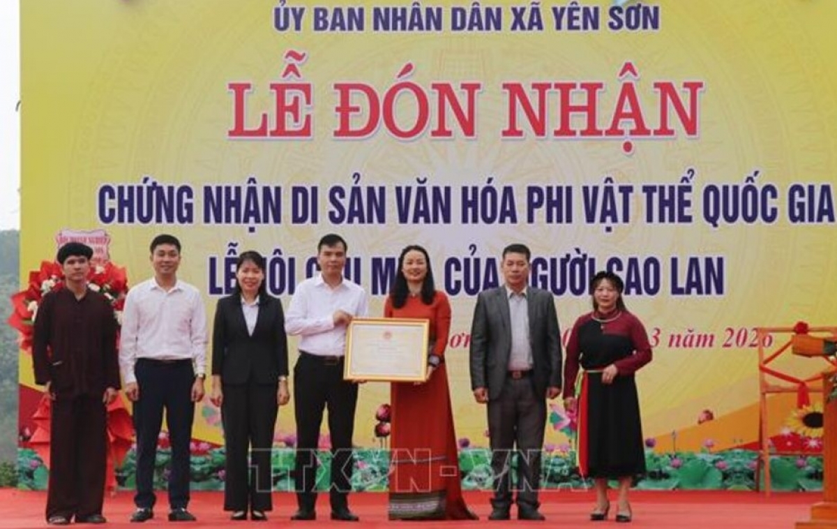 Lãnh đạo Sở Văn hóa, Thể thao và Du lịch Tuyên Quang trao quyết định và chứng nhận di sản văn hóa phi vật thể quốc gia đối với Lễ hội Cầu mùa của dân tộc Cao Lan. 
