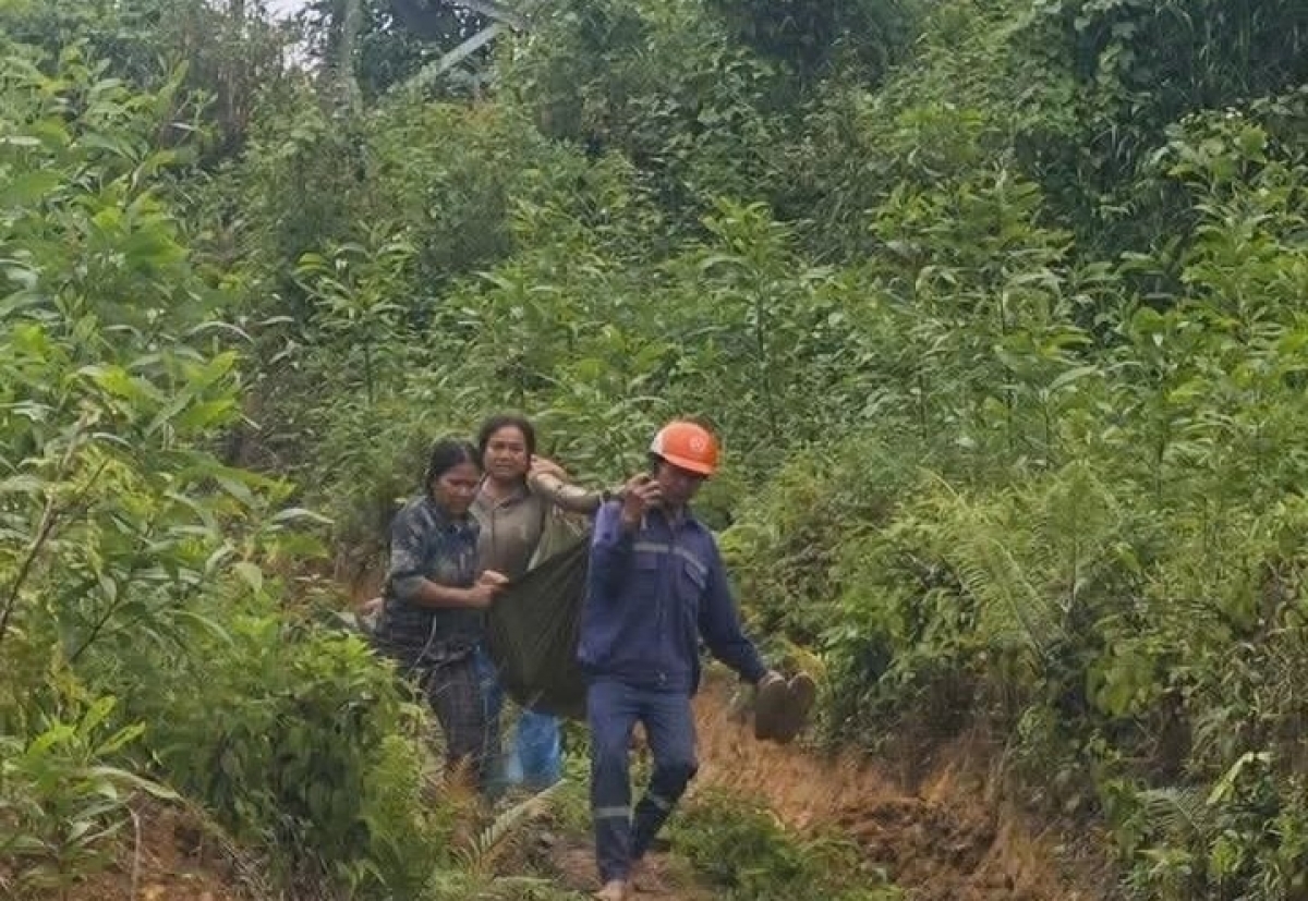 Nạn nhân được đưa đi cấp cứu.