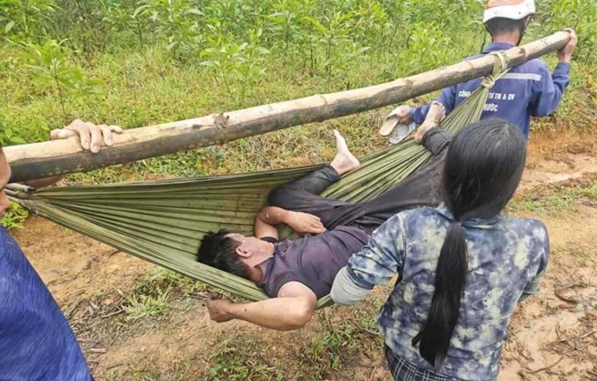 Hai người dân bị thương nặng do đường dây điện cao thế 110kV phóng điện vào người. 