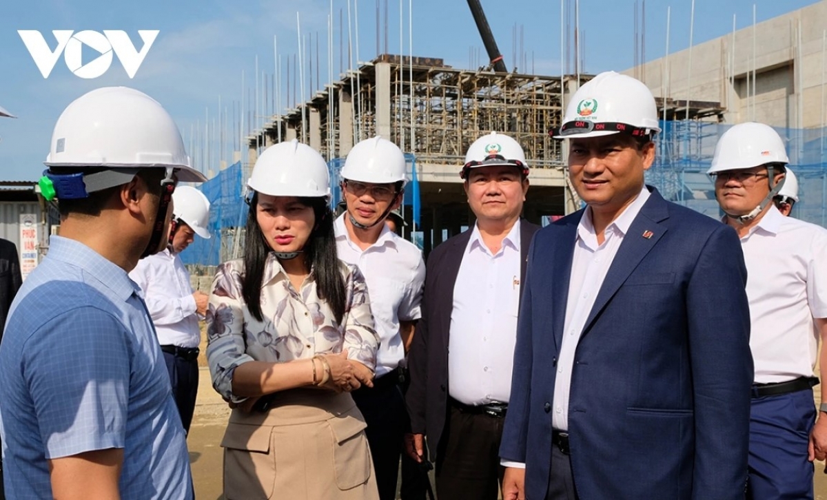 Ông Phạm Toàn Vượng, Tổng Giám đốc Agribank (ngoài cùng bên phải).