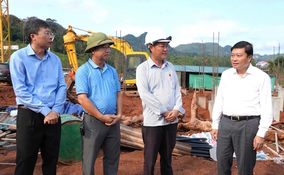 Chủ tịch UBND tỉnh Quảng Trị Lê Hồng Vinh (ngoài cùng bên phải) kiểm tra công trình xây dựng Trường Liên cấp ở xã Thượng Trạch.