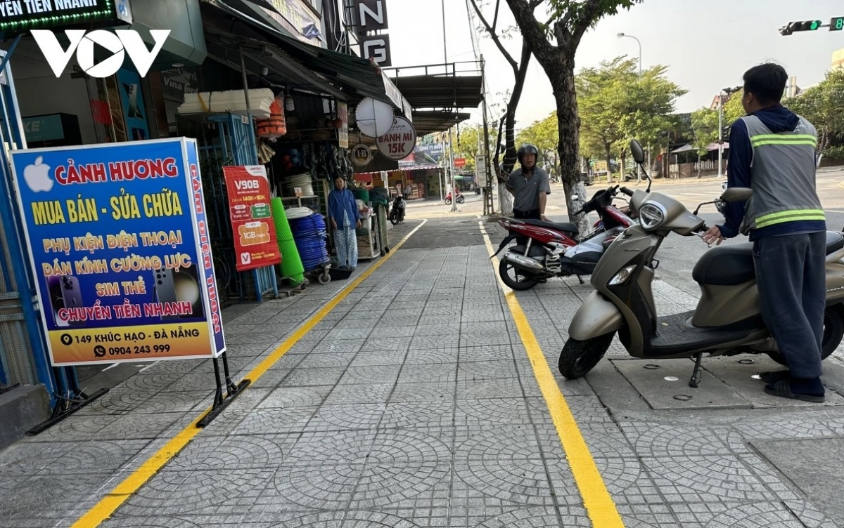 Phân định, kẻ vạch vỉa hè nhằm bảo đảm các phần đường dành cho người đi bộ, tạo thông thoáng.