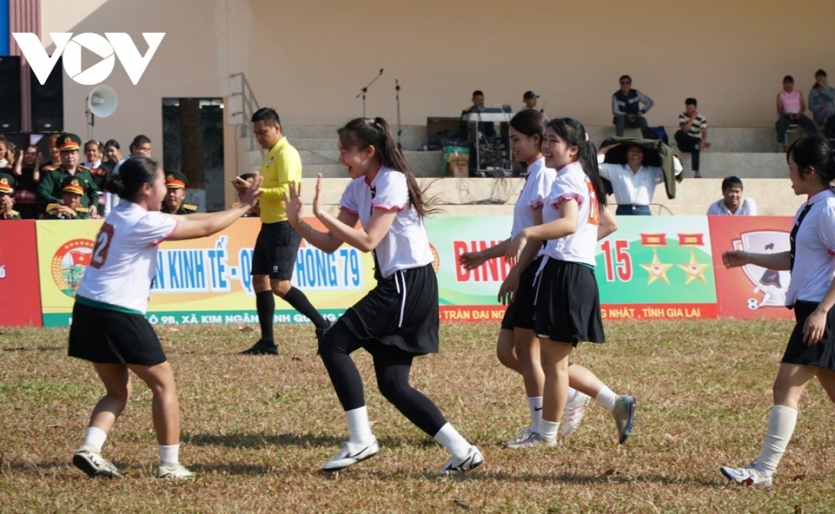 Các cầu thủ nữ chia sẻ niềm vui sau khi ghi bàn.