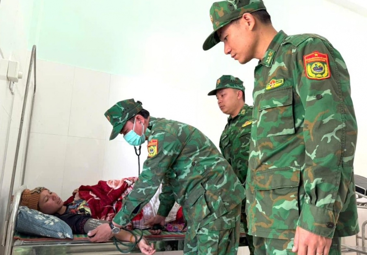 Quân y Đồn Biên phòng Ga Ry thăm khám cho sản phụ Si Phet Sa Mi. 