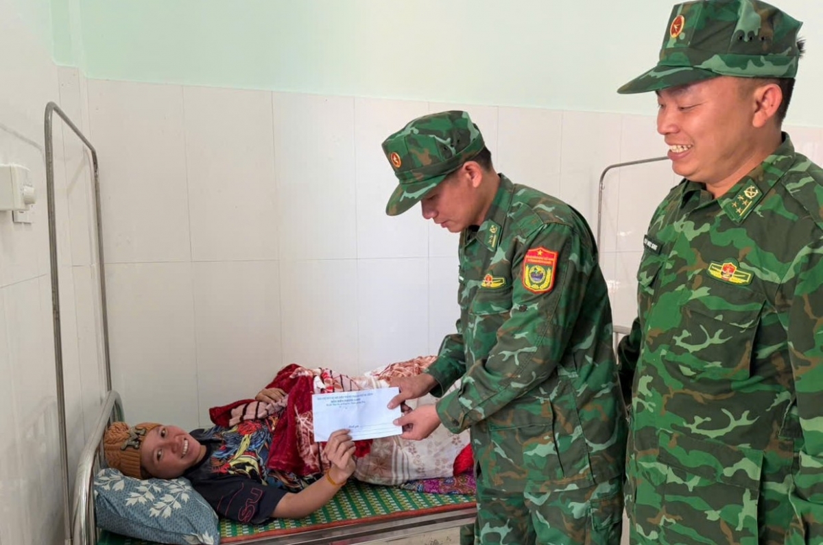 Trung tá Nguyễn Phúc Trường, Chính trị viên Đồn Biên phòng Ga Ry trao tiền hỗ trợ cho sản phụ Si Phet SaMi.