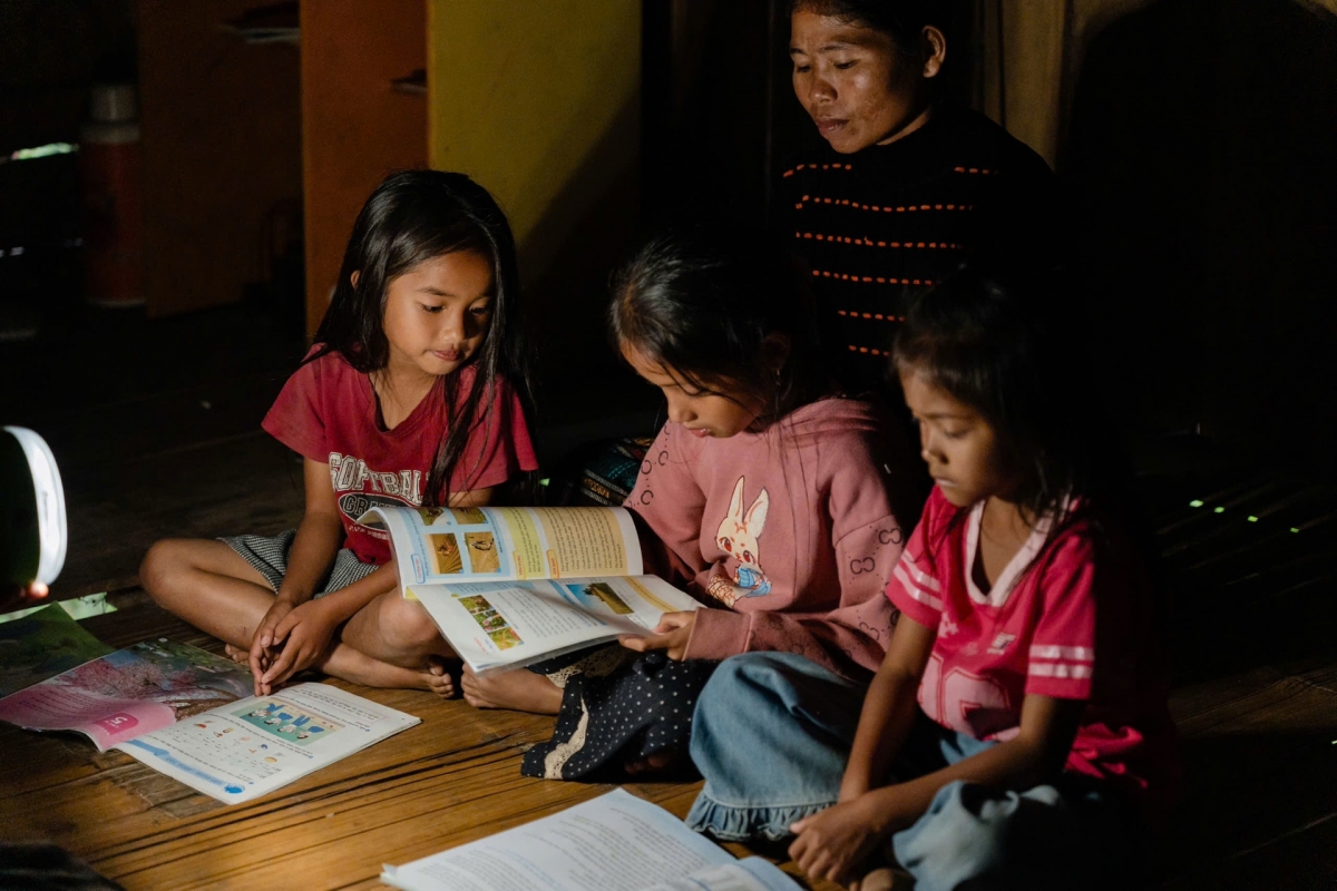 Ánh sáng giúp trẻ em học tập tốt hơn vào ban đêm. Ảnh: diendandoanhnghiep.vn