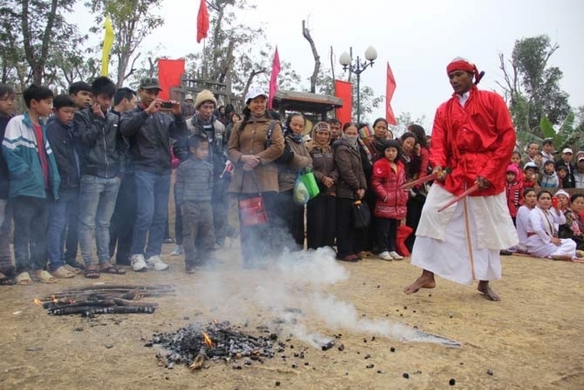 Adat tamia juak apui dalam Adat ngak Yang akaok thun di bangsa Cam