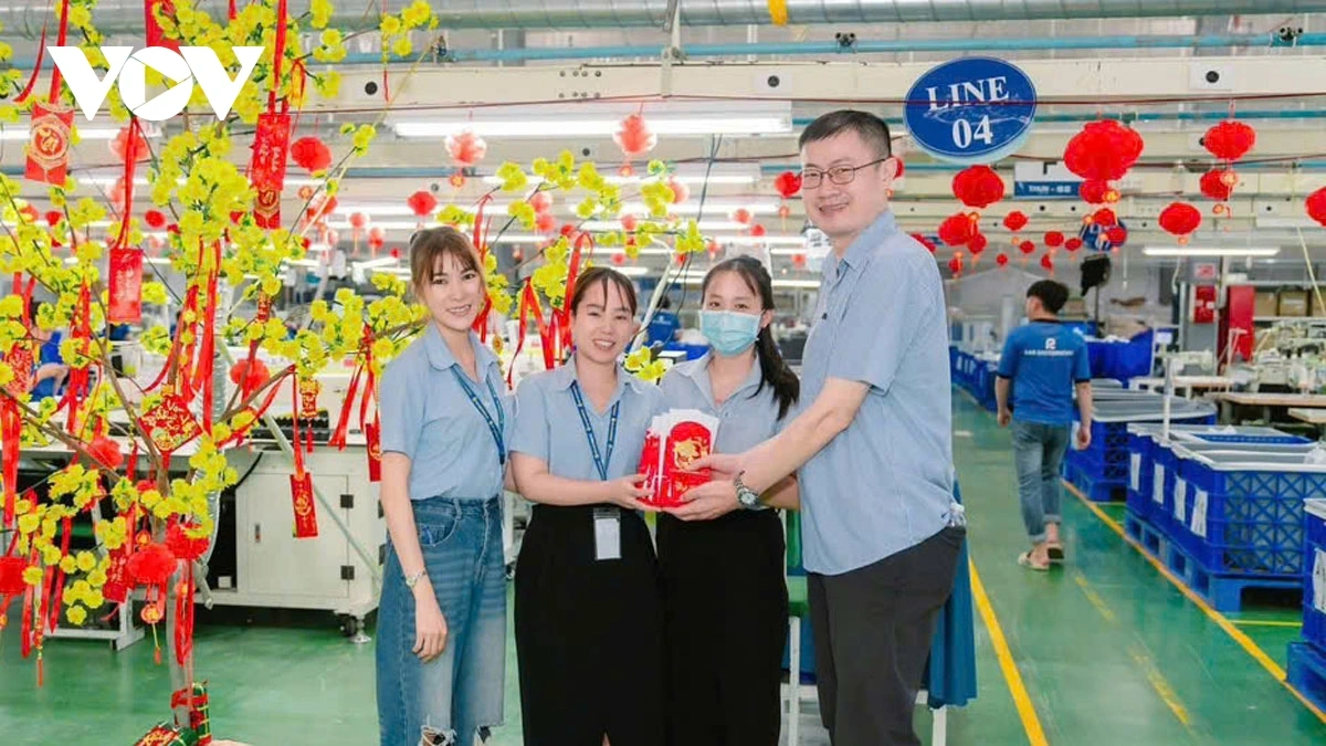 Urang dang akaok Kongti TNHH Apparel Far Eastern Viet Nam li xi hadei Tet ka urang ngak kong di dom xuong