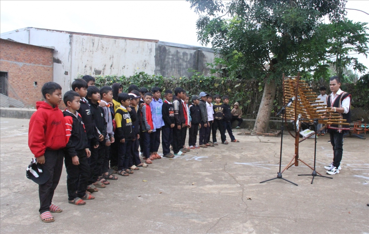 Anek saih bangsa SeDang iek urang me-in T'rung