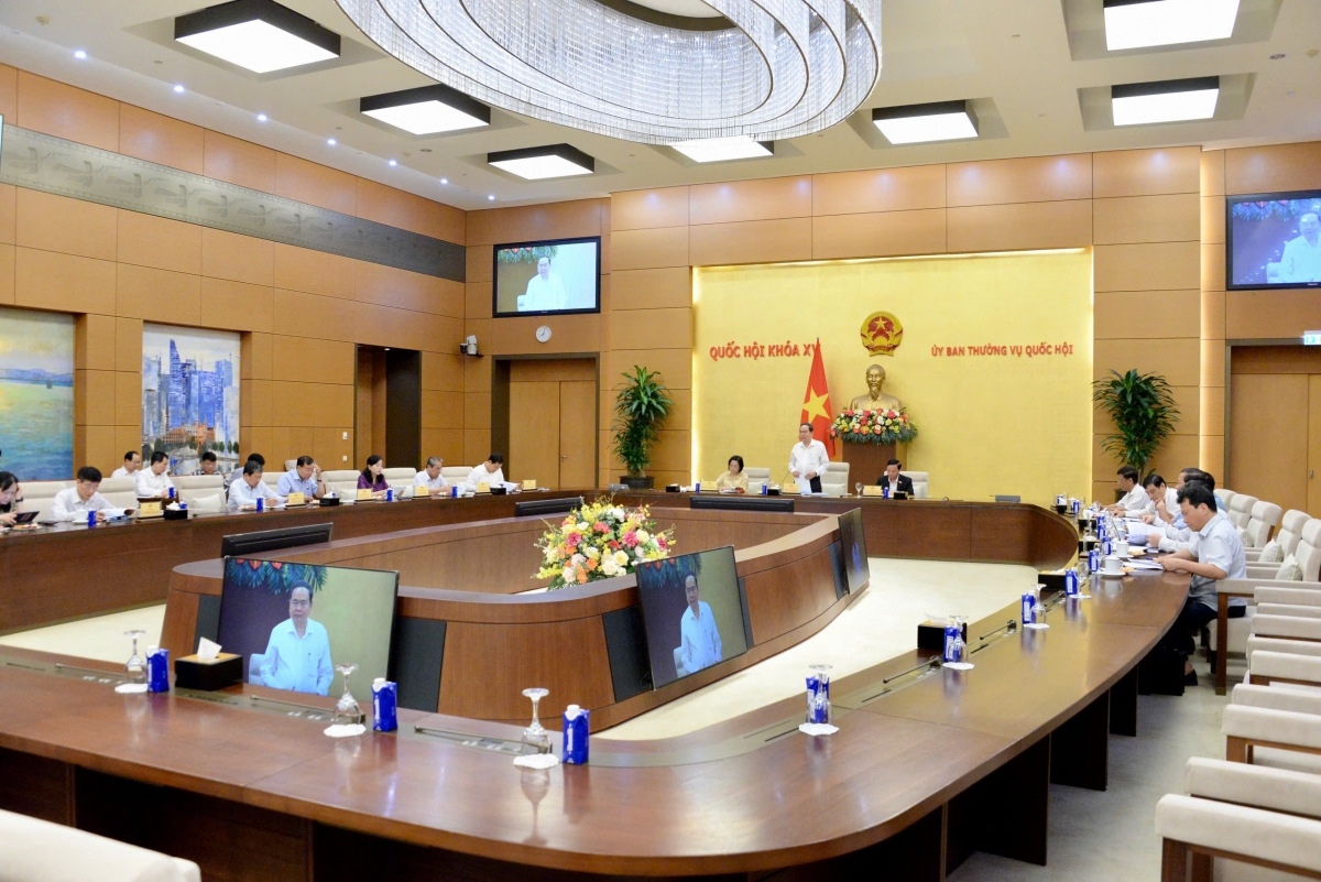 Lam ntŭh rƀŭn Ủy ban Thường vụ Quốc hội
 