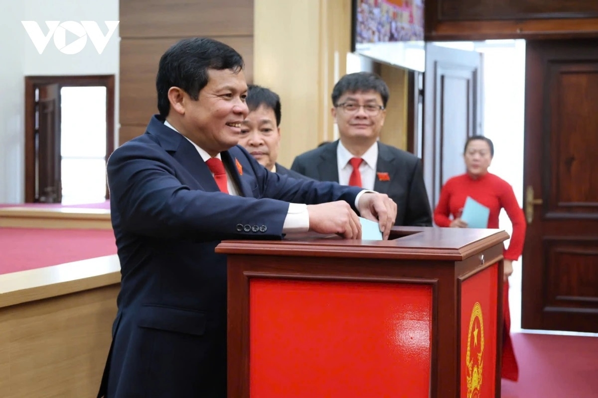 Các đại biểu bỏ phiếu bầu.