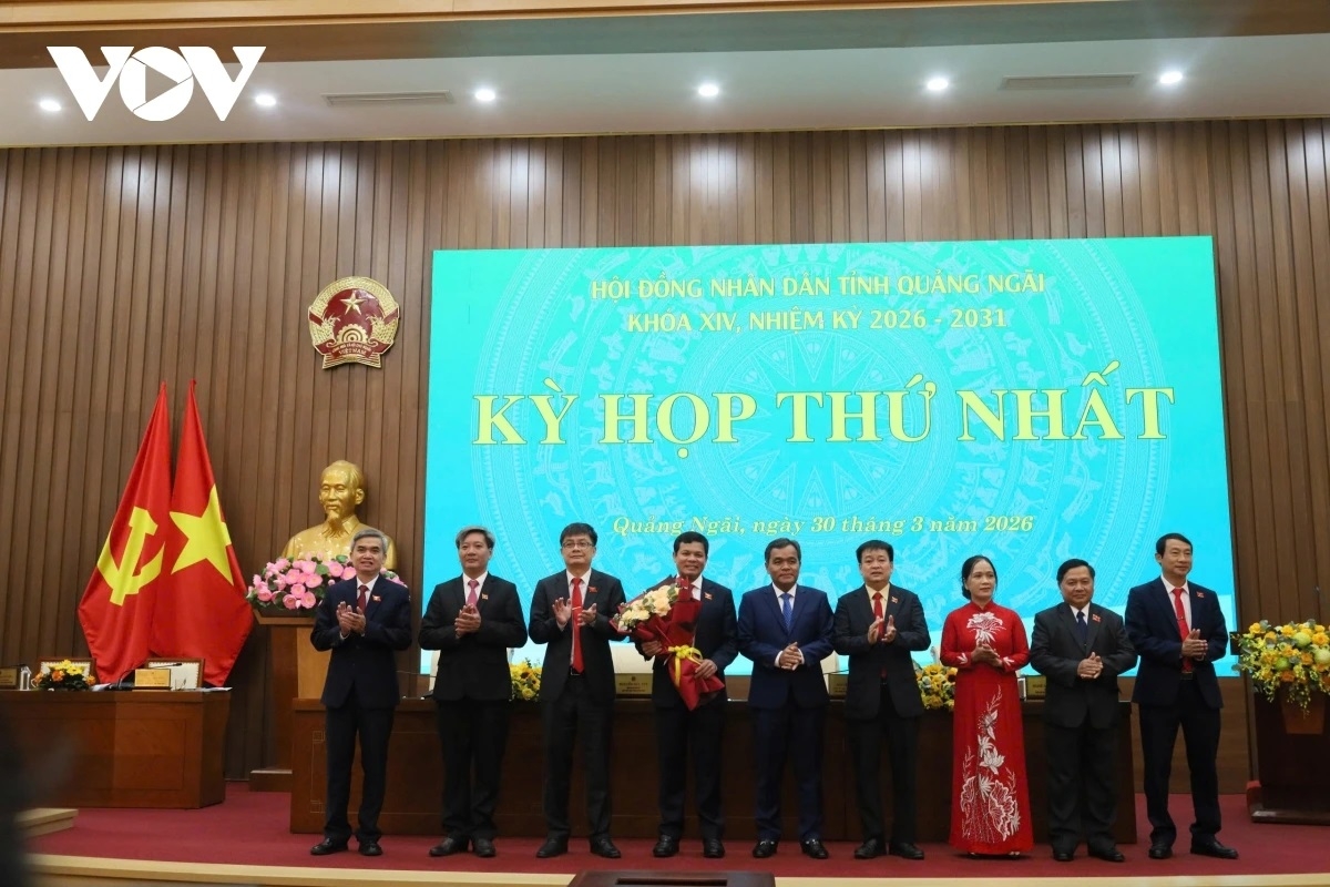 Lãnh đạo Tỉnh ủy Quảng Ngãi tặng hoa chúc mừng Chủ tịch và các Phó Chủ tịch HĐND tỉnh Quảng Ngãi nhiệm kỳ 2026-2031.