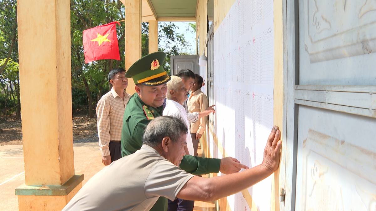 
Kwang bàng mpồl ling sền gàr tiah nhàr lơgar Ia Chia bơto pơlam làng bol lòt sền mat cau tĕ khà