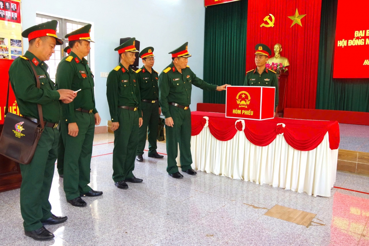 Đại tá Đinh Văn Hưng, Chính uỷ Anih tơm pơgơ̆r Khŭl lĭnh dêh char Đắk Lắk (dơ̆ng mă 2 đơ̆ng găh ‘ma) hơlen lăng tơdrong jang hơmet ăn pôk rơih tơ̆ Tiểu đoàn 303, Trung đoàn 584