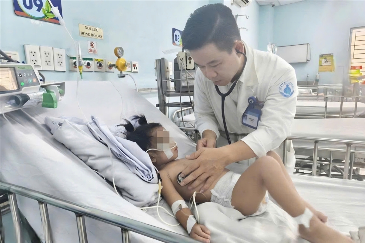 Trẻ bệnh tay chân miệng biến chứng nặng, từ tỉnh chuyển đến TPHCM điều trị (Ảnh: Hoàng Lê)