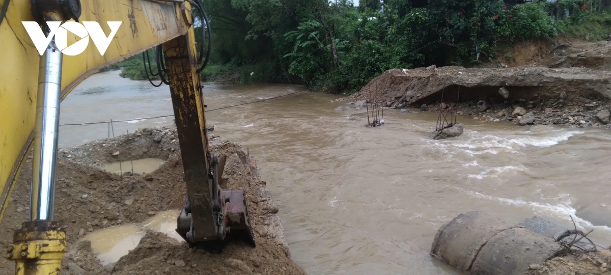 Cầu tạm bắc qua sông Ví xã Trà Liên, TP Đà Nẵng bị cuốn trôi