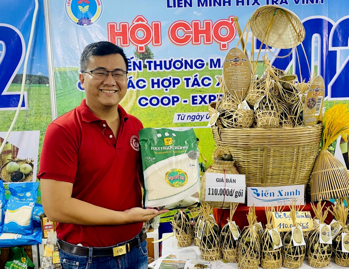 Chủ tịch Hội đồng quản trị HTX Nông nghiệp Long Hiệp Trầm Minh Thuần giới thiệu sản phẩm chủ lực của mình